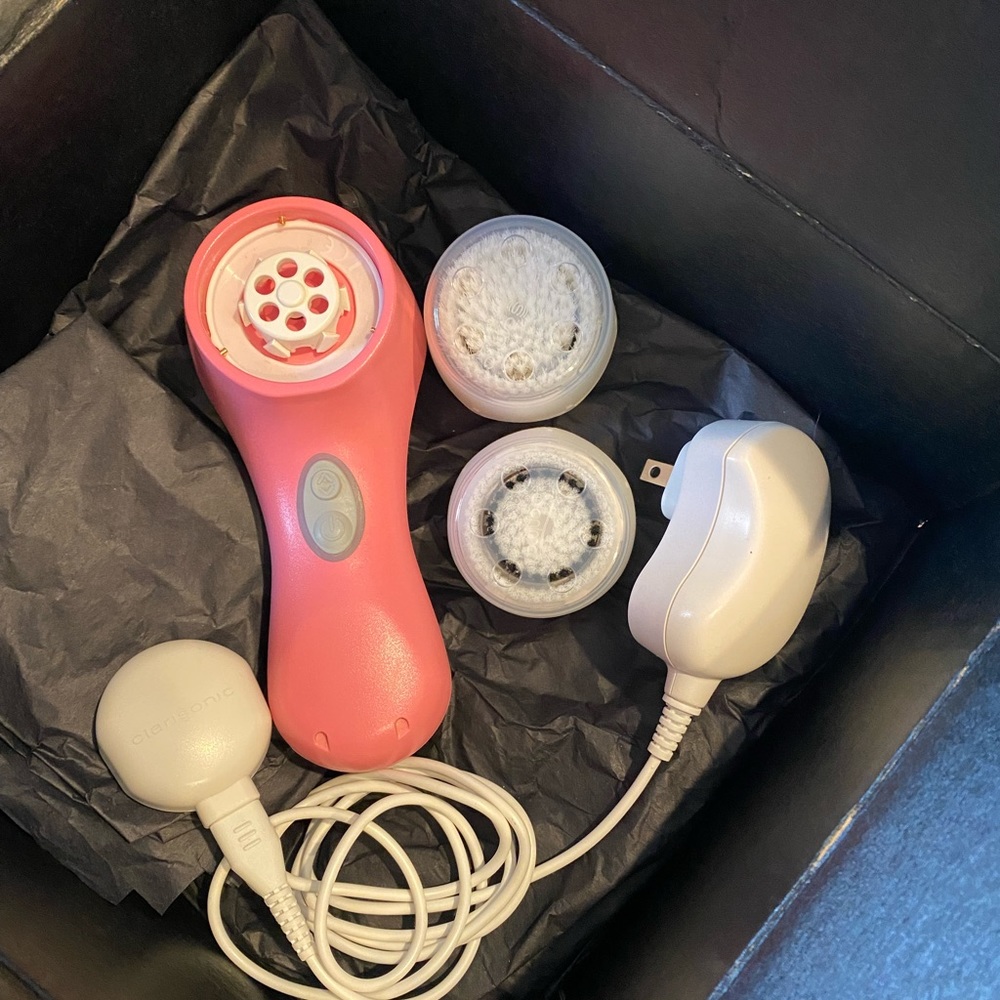 Clarisonic Mia 2 with 2 BRAND NEW brushes, 2 brush covers and charger!